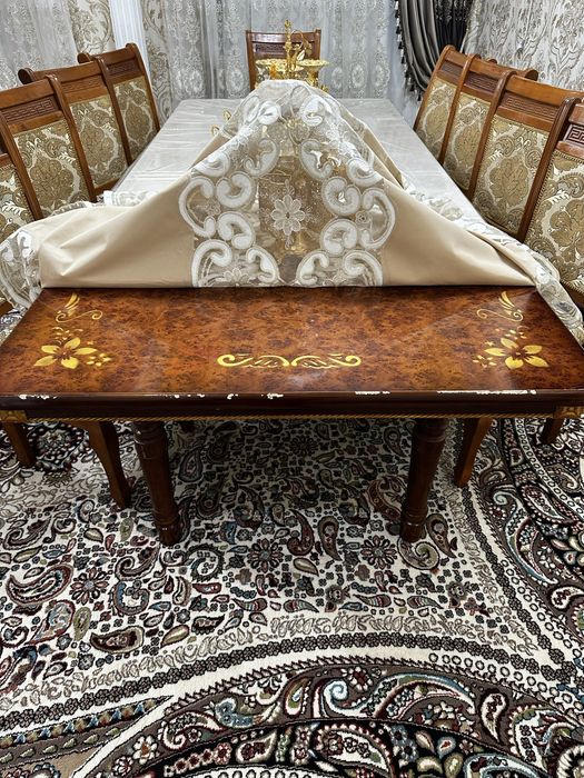 Стол стул сотилади мехмонхонага