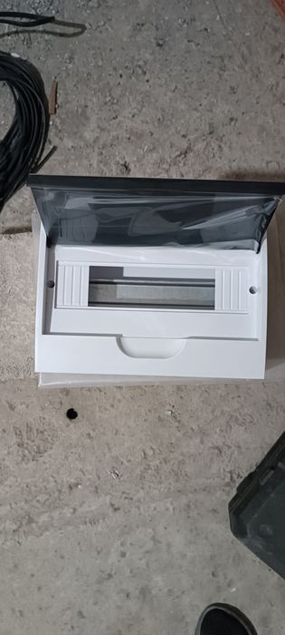 Распределительный щит на 12 модулей.