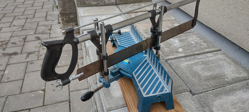 Dispozitiv pentru tăiat în unghi