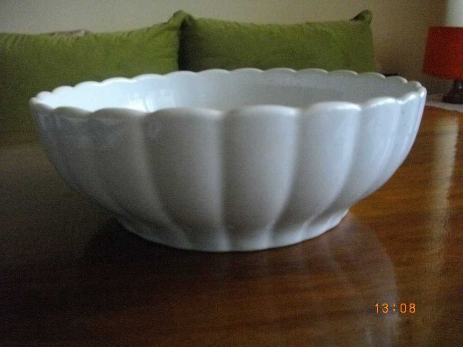 Продавам висока стъклена кана  с дръжка    и   гол.порцеланова купа.