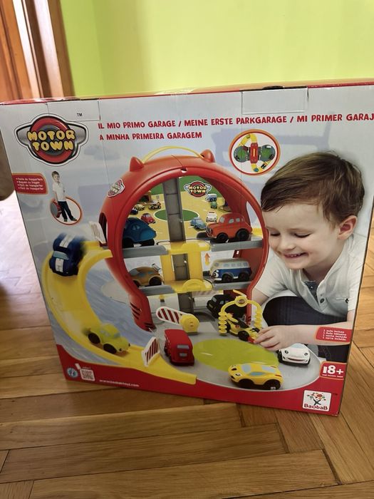 Гараж за коли с включена количка.