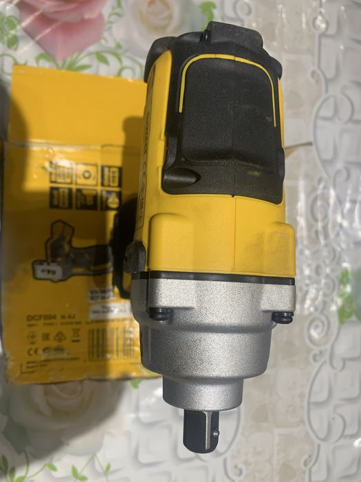 DeWALT DCF 894 /безчетков гайковерт/447Nm/