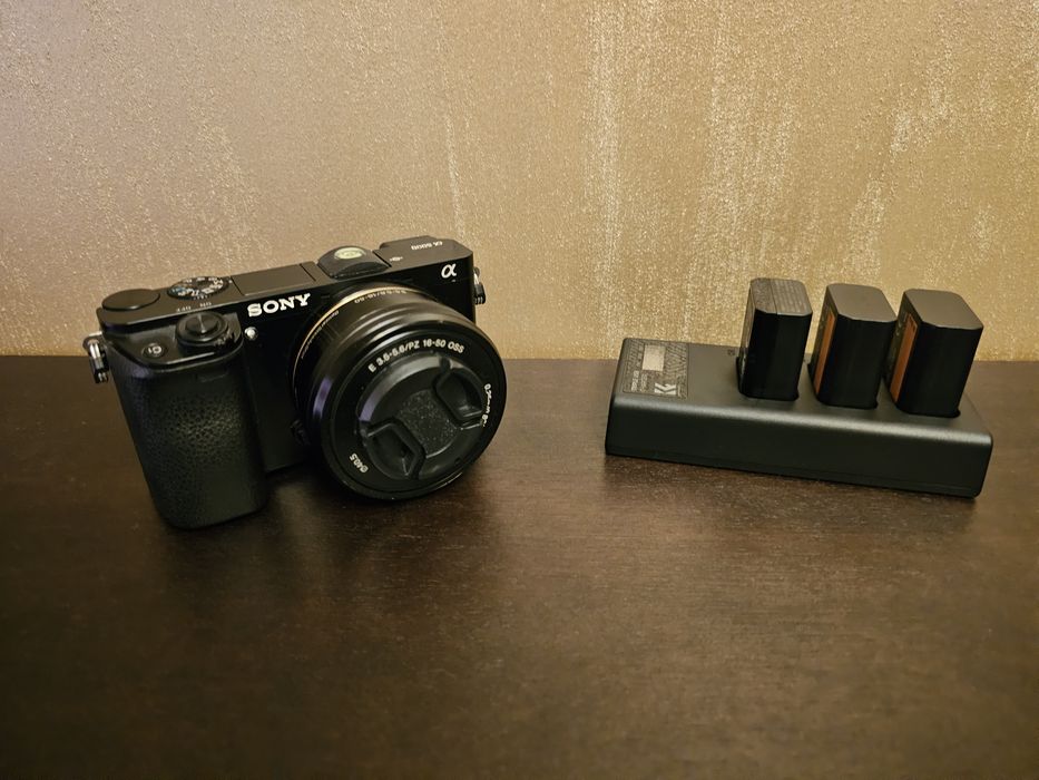 Sony A6000 cu obiectiv de kit 16-50mm