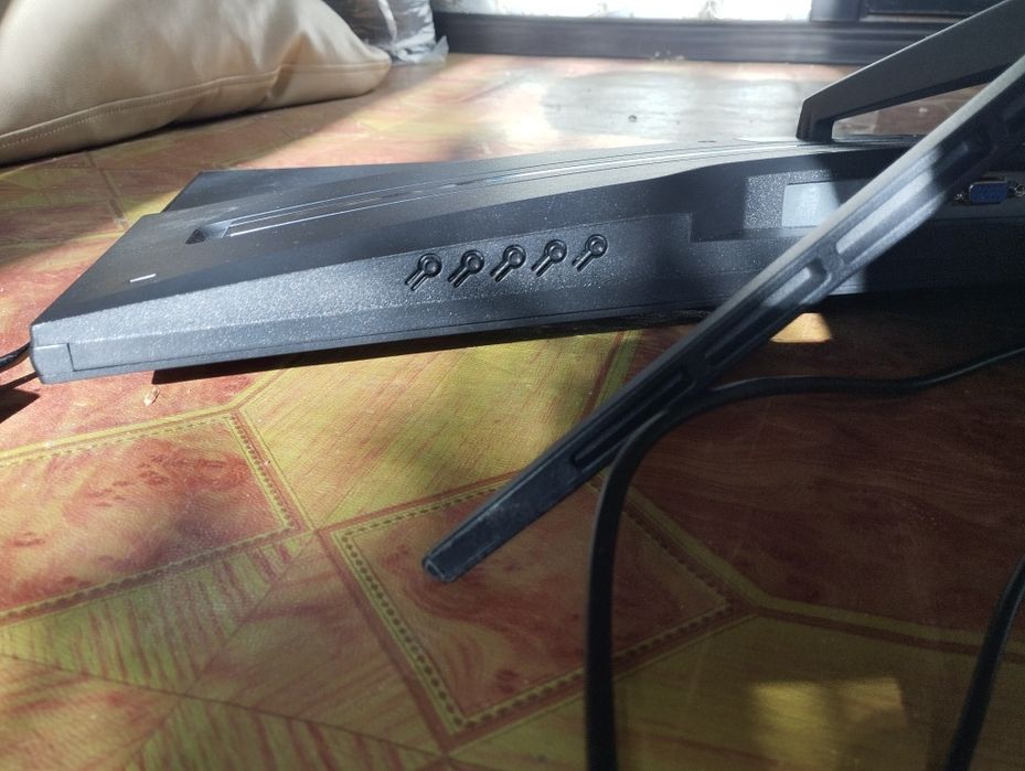 Monitor Xtech 27talidan sal kotaro yengi 2-3 oy ishlagan