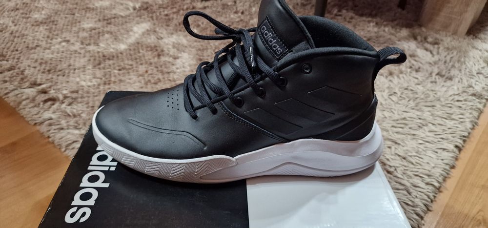 Маратонки Adidas и  Nike