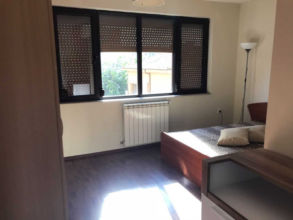 Тристаен апартамент във Въстанически