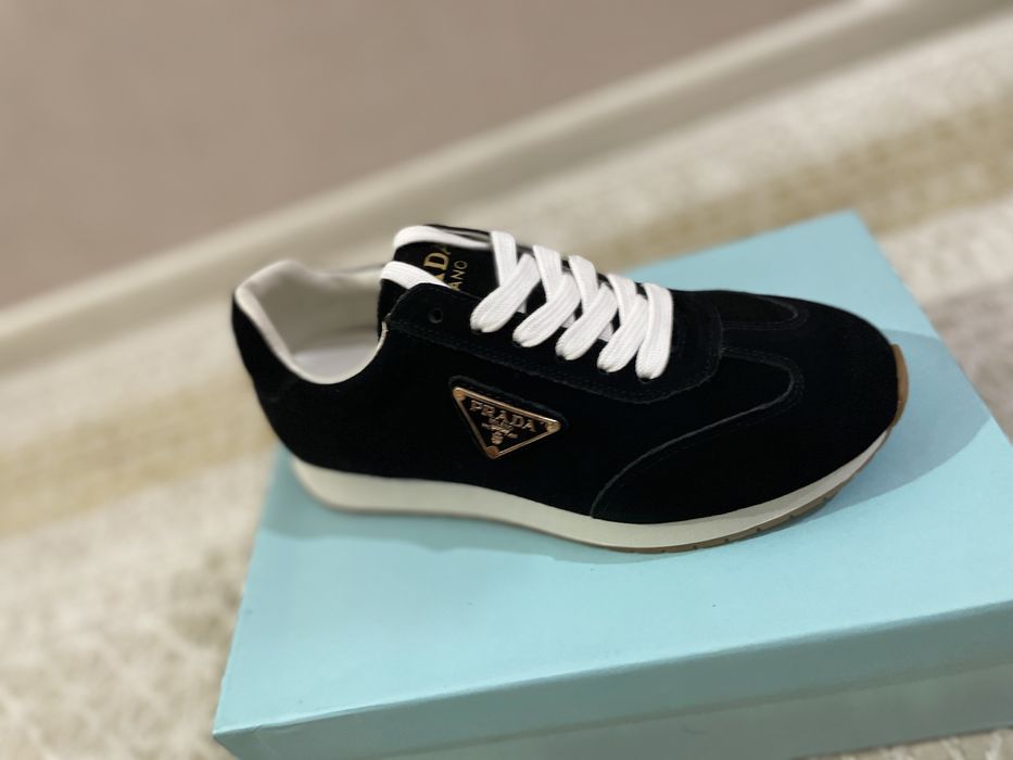 Женские кроссовкий