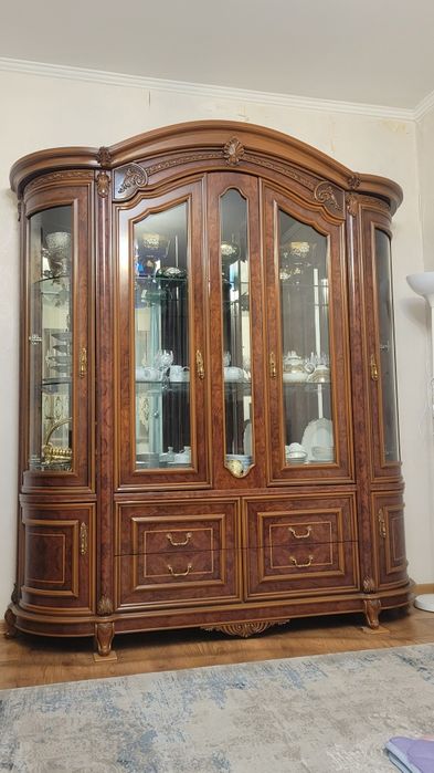 Шкаф-витрина для гостиной