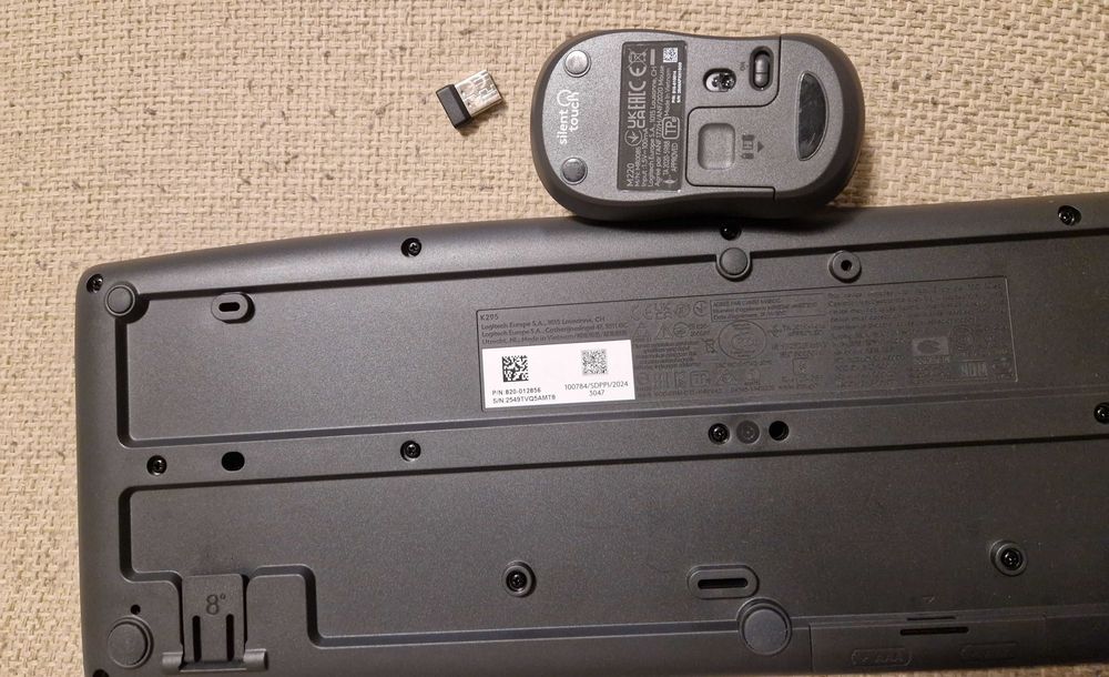 Комплект безжична клавиатура и мишка Logitech silent wireless combo МК295 и М220