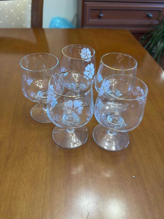 Различни видове стъклени чаши и чинии