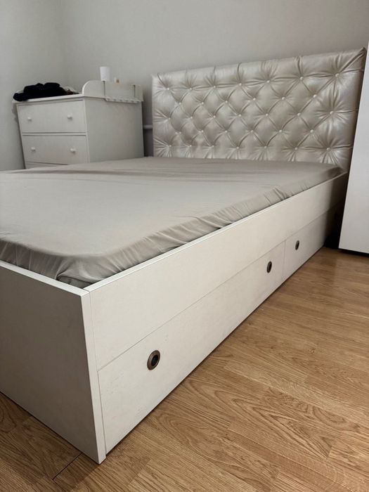 Спалня с табла, матрак и четири чекмеджета