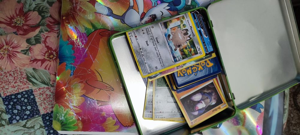 Vând cartonase de pokemon