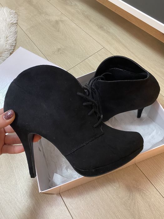 Черни велурени боти на ток Catwalk