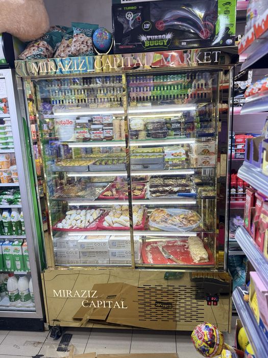 Tort va shirinliklar uchun vetrina