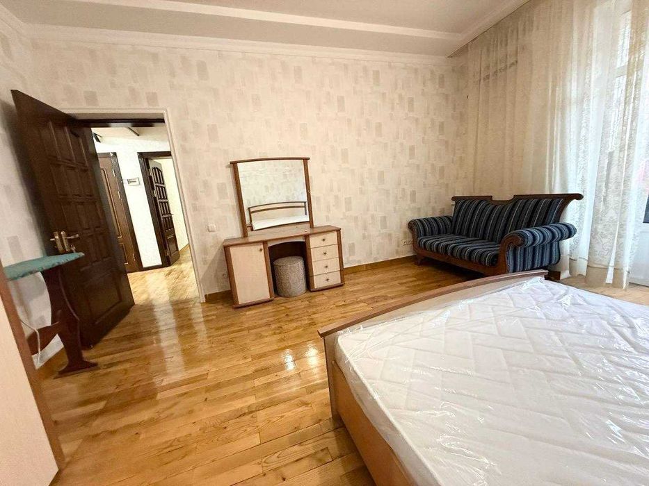 Сдается в аренду 3 ком квартира Ц-1  115 м.кв Лифт есть. Эко парк