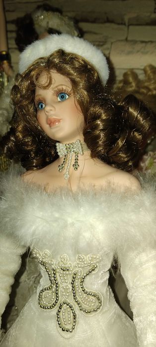 Порцеланова колекционерска кукла