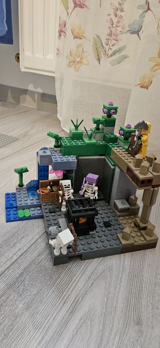 Lego Minecraft ferma de iepuri si temnita scheletelor