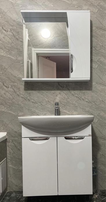 Продам срочно раковину с зеркалом