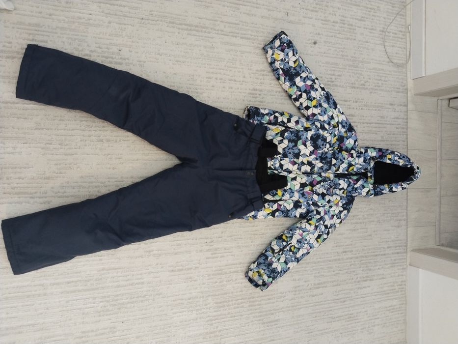 Продам лыжные костюмы и коньки