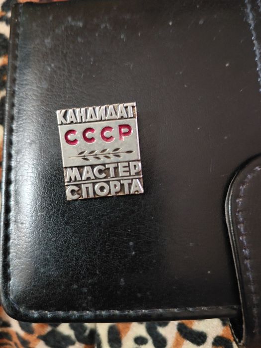 Продаю интересные марки и Знак кандидат в Мастера спорта.