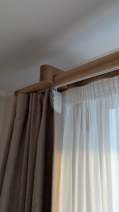 Mobilă nouă din lemn de stejar, lucrată manual la comandă.