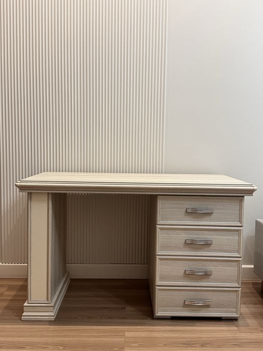 Письменный стол с ящиками