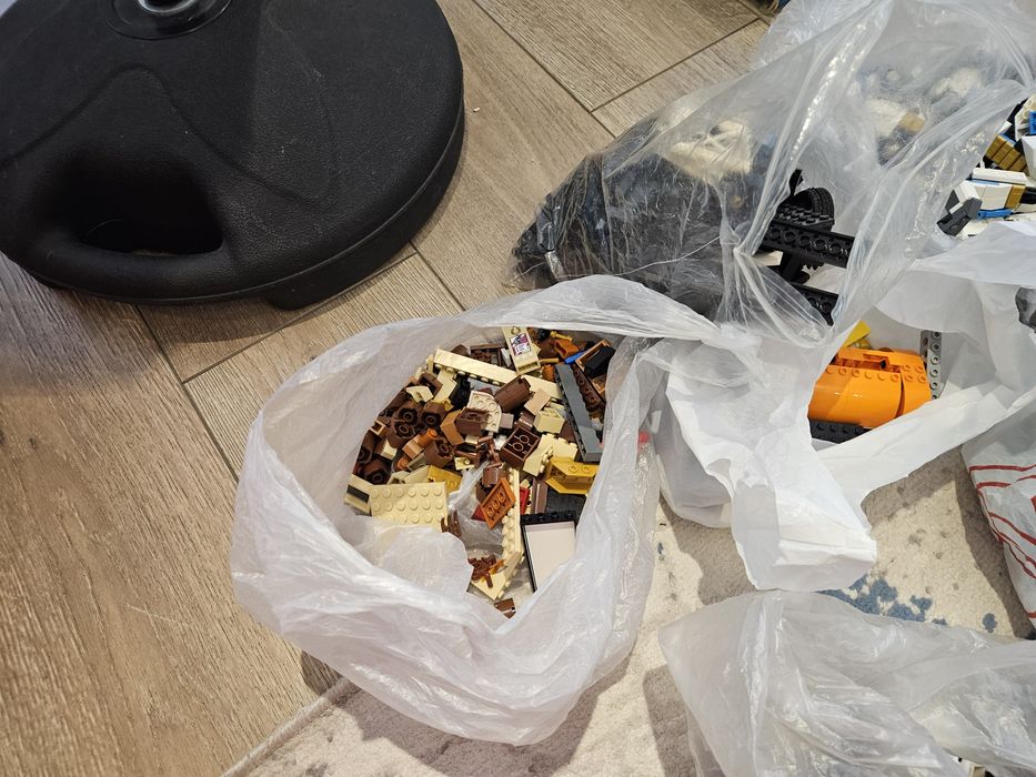 Продам более 2000 оригинальных деталей LEGO