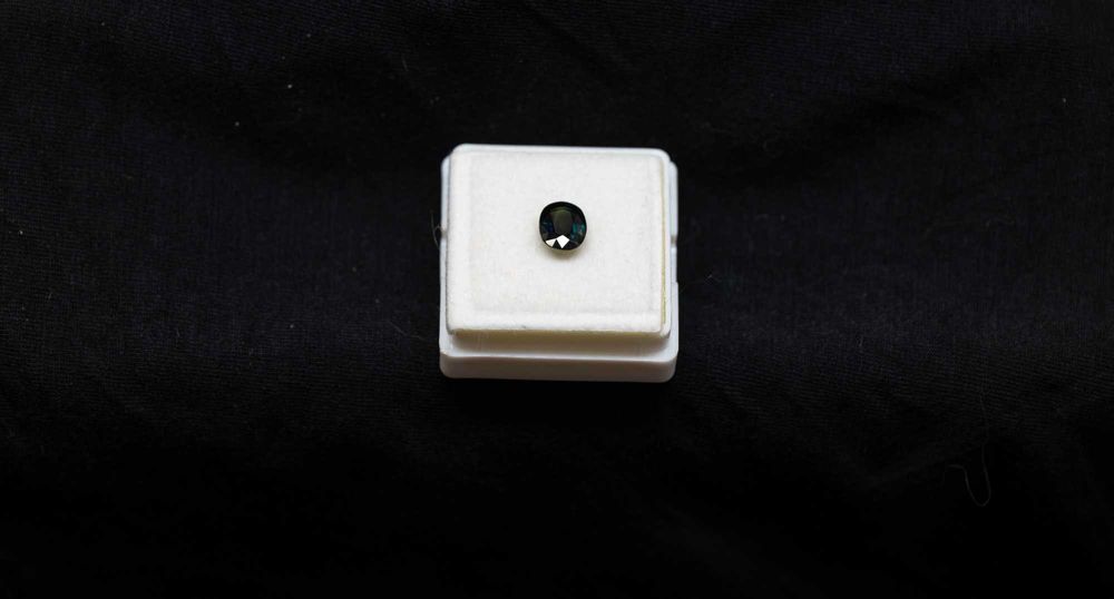 Натурален 1.32кт синьо-зелен Сапфир с IF чистота