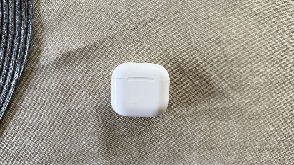 Airpods слушайки