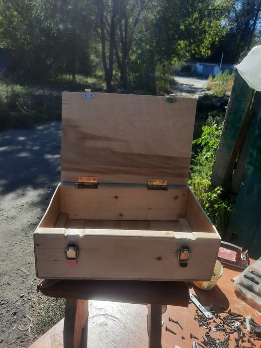 Плотник  ремонт мебели  стулья стол   замки, ламинат