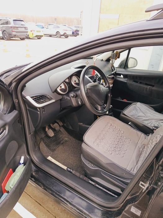 Vand sau schimb pegeot 207