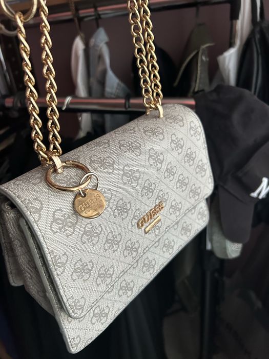 Сива чанта guess