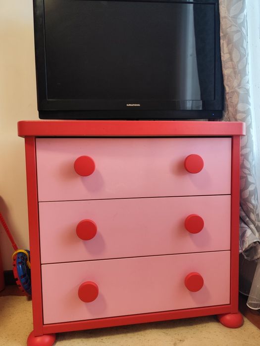 Pat  roz  fetiță + comodă  cu sertare