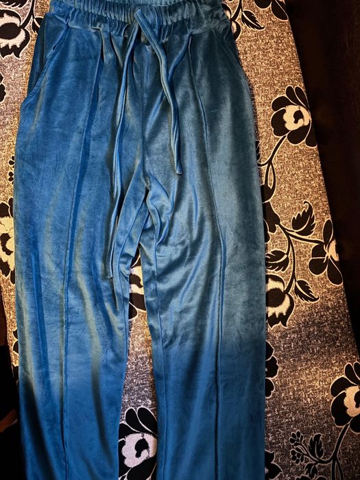 Vând trening damă catifea,mărimea Xs dar merge și S.