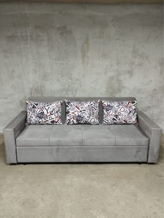 Диван с подушками удобный