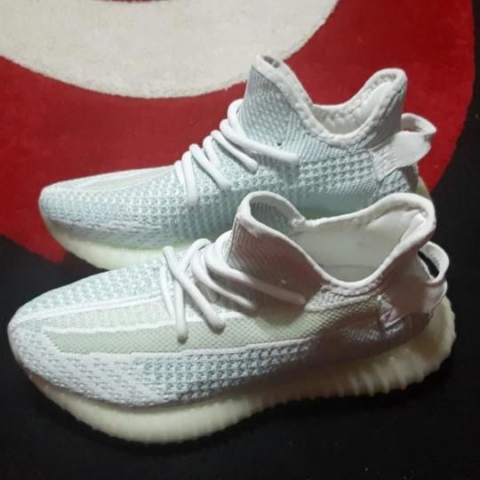 Adidasi Yeezy 350
