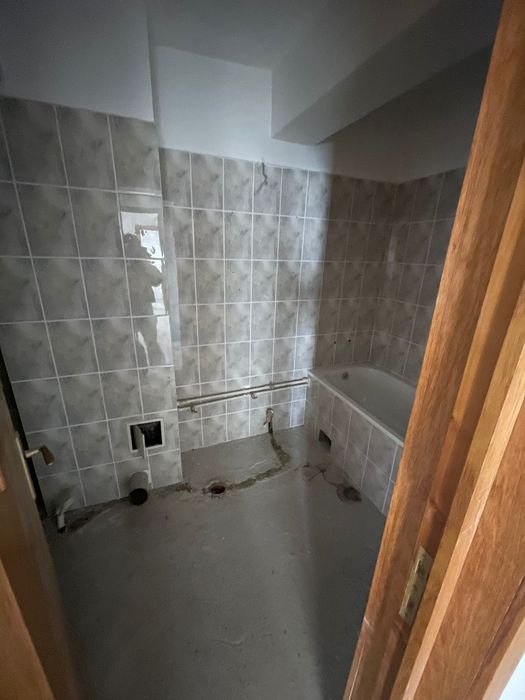 Vând apartament 3 camere decomandat et. 1 Bulevardul Unirii 32 scara A