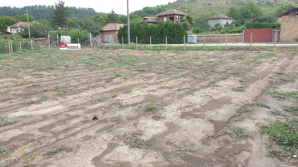 Дворно място с оранжерии в с. Михалци