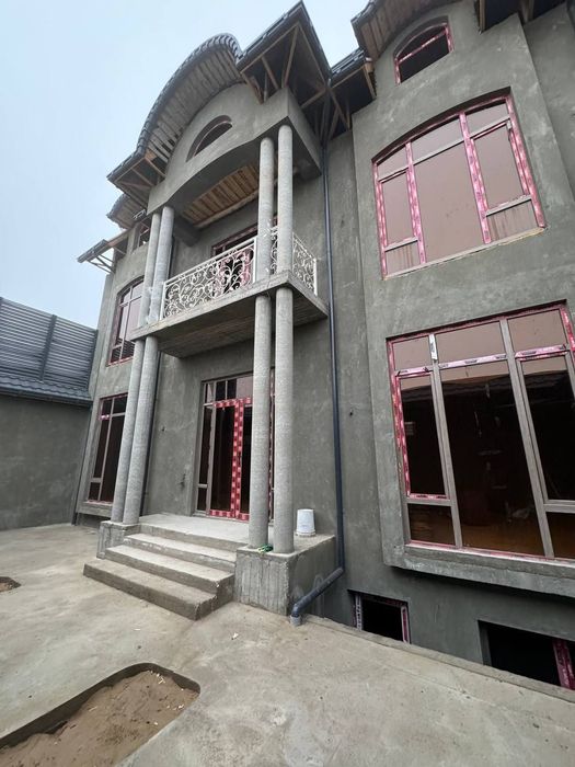 Toshmi postida 800 m kirganda 2.3 sotix 5 xona 80 % bitkan