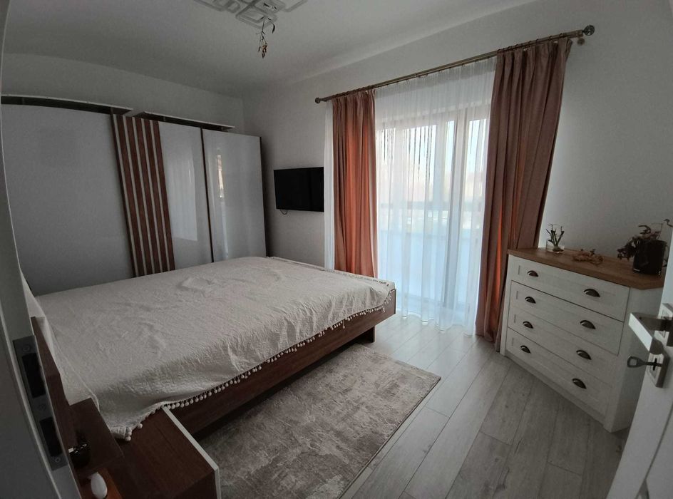 Ofer spre inchiriere apartament cu 3 camere decomandate, in centru, in complex rezidential
