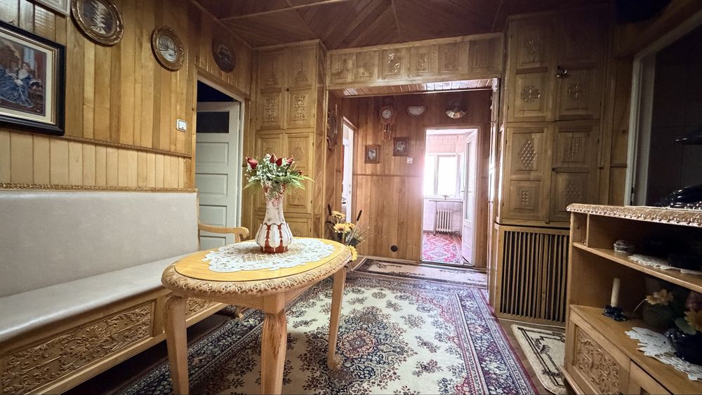 Se oferă spre vânzare un apartament cu 3 camere, situat în centrul municipiului Beiuș, pe Aleea Moților – Esplanada
