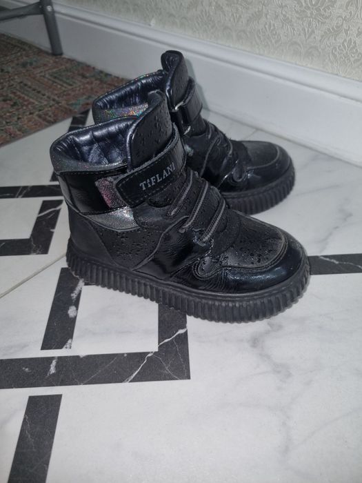 Ботинки на девочек 25р