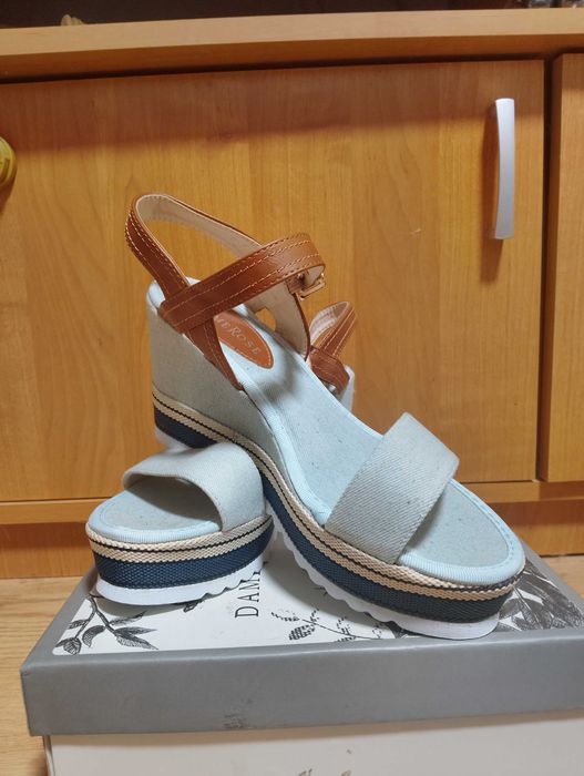 Сандали на платформа