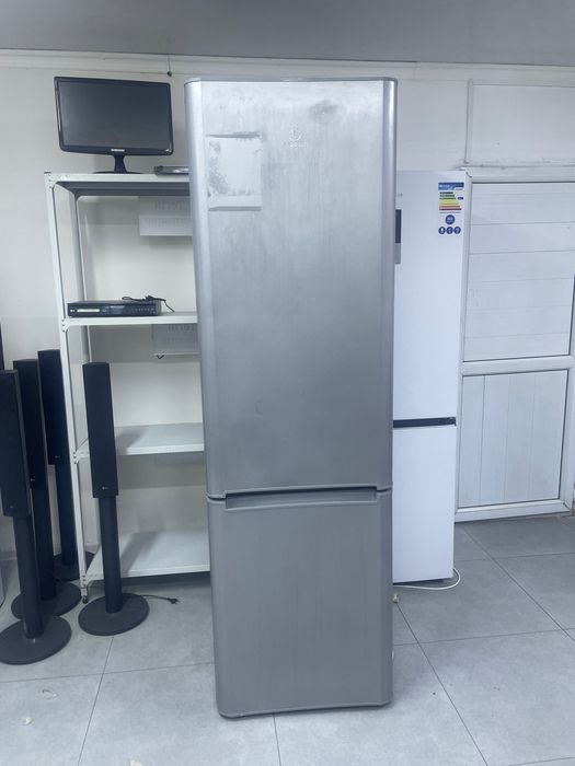 Холодильник Indesit 195 см