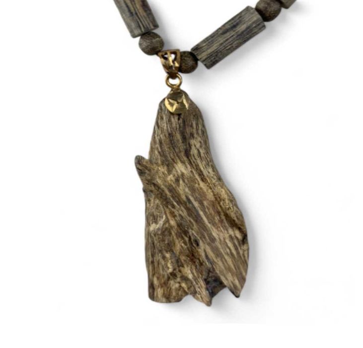 Колие с висулка от агарово дърво