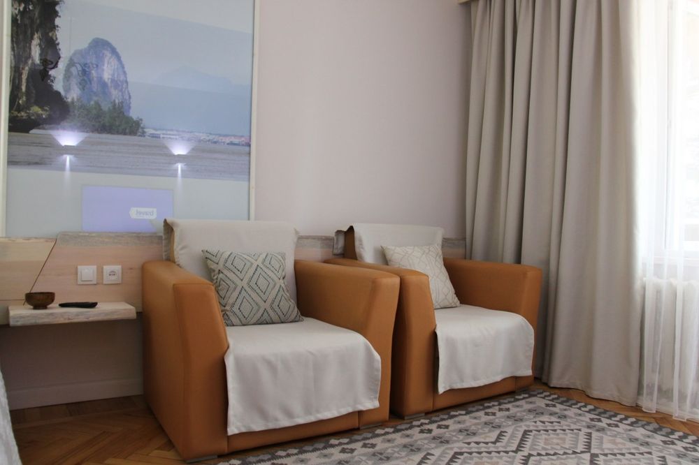 Сдаю квартиру посуточно, м.Космонавтов. Центр, чисто, мак. на 2х чел .