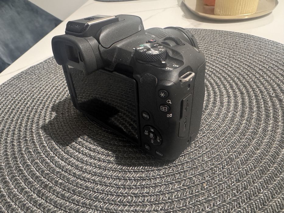 Canon EOS R50 + портретен обектив