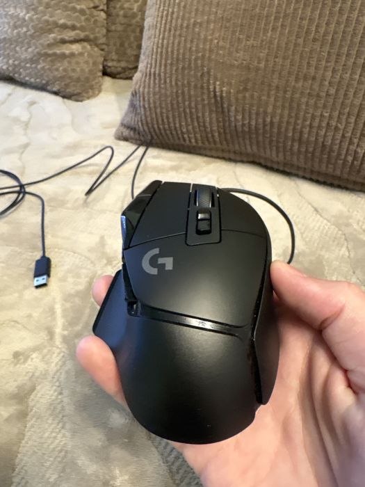 това е логитек г502х и една от най добрите мишки на пазара продавам я защото не ми трябва в перфектно състояние е чисто нова и да страхотна е .