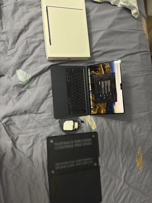 Macbook Air 2025 with Apple M3 chip+защитный чехол