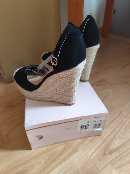 Vând pantofi cu platforma